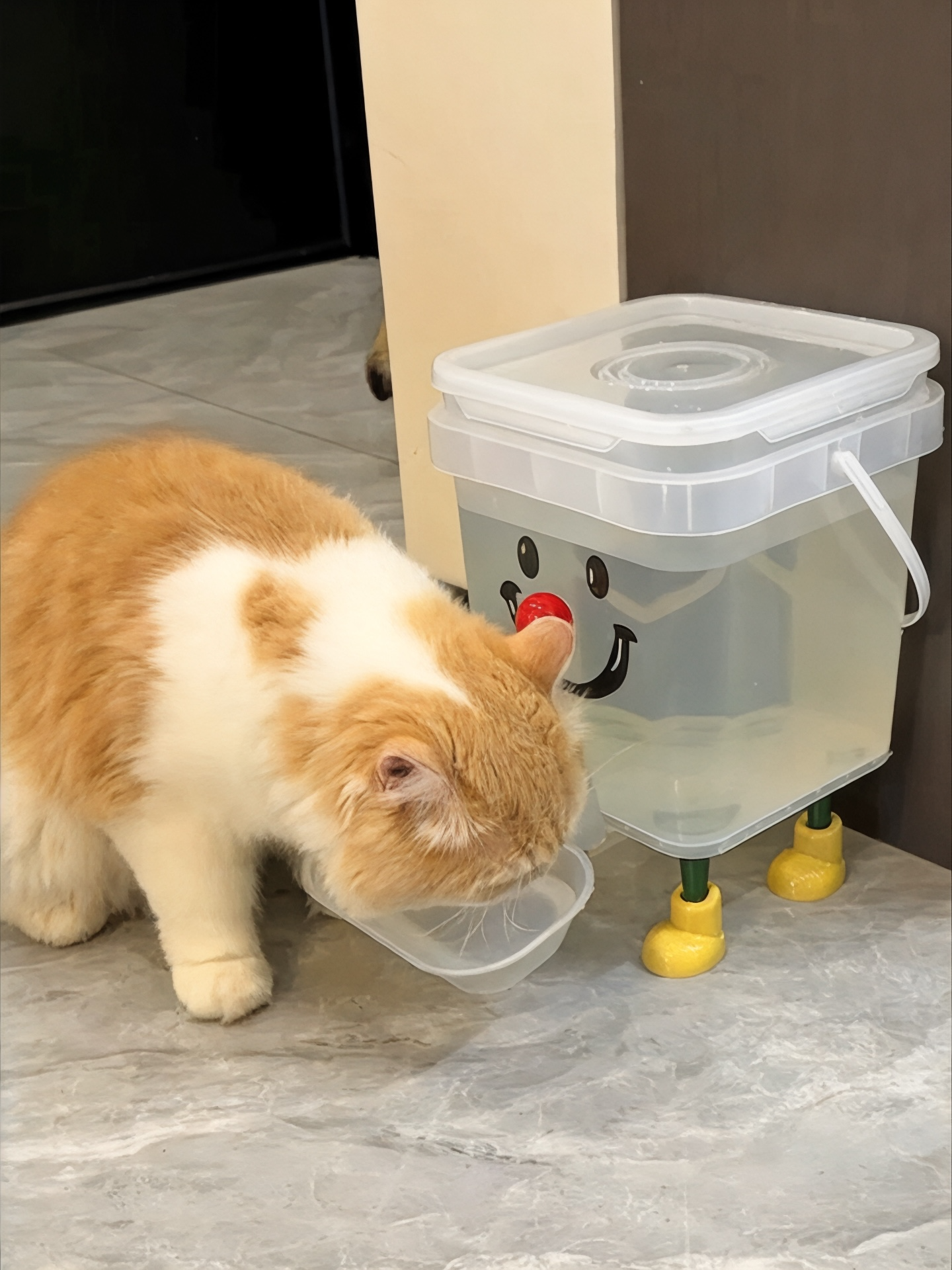 Smiling Face Pet water dispenser with Legs and Tap